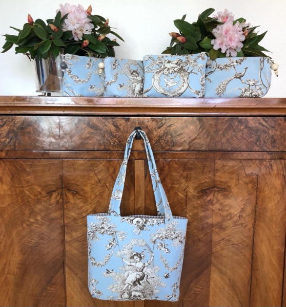 Täschchen und Taschen in unterschiedlichen Größen aus Designerstoffen